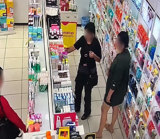 Furto foi flagrado por câmeras de segurança, que ajudaram na identificação das criminosas.