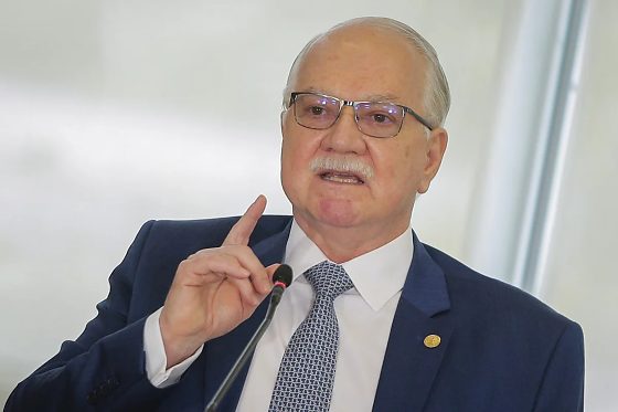 Presidente do STF suspendeu tanto o afastamento quanto a reintegração de Andrei Rodrigues e Leandro Almada e determinou que o caso seja analisado pelo Plenário.