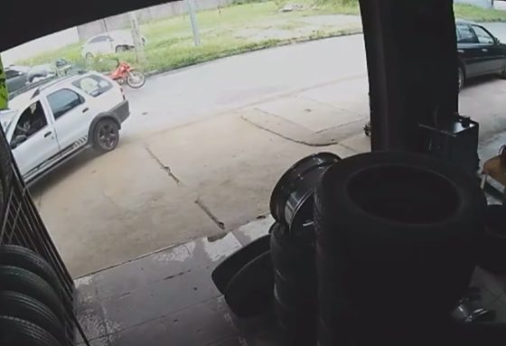 Imagens da câmera de segurança flagram o momento do acidente