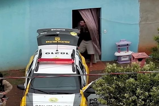 Menina foi encontrada sem vida pela avó paterna; suspeito apresentava sinais de alteração e afirmou ter usado drogas.