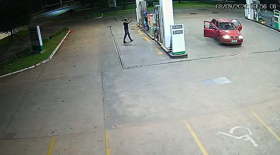 Criminosos renderam trabalhador e levaram relógio e dinheiro em ação no Porto.