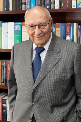 Ives Gandra da Silva Martins é professor emérito das universidades Mackenzie, Unip, Unifieo, UniFMU, do Ciee/O Estado de S. Paulo, das Escolas de Comando e Estado-Maior do Exército (Eceme), Superior de Guerra (ESG)
