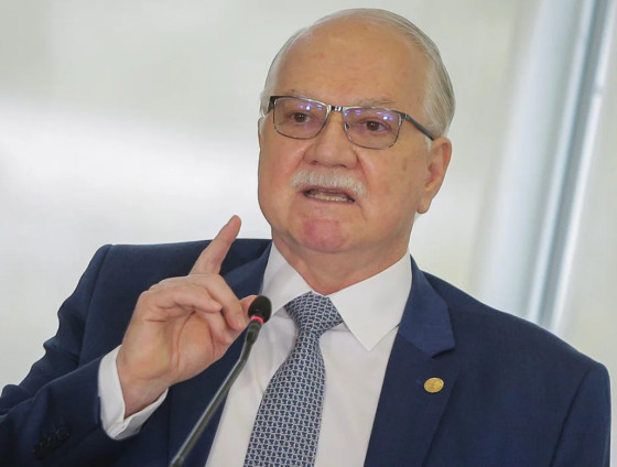 Presidente do STF suspendeu tanto o afastamento quanto a reintegração de Andrei Rodrigues e Leandro Almada e determinou que o caso seja analisado pelo Plenário.