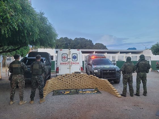 Veículo foi abordado em uma estrada rural entre Vila Bela da Santíssima Trindade e Pontes e Lacerda; duas pessoas foram presas.