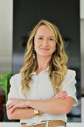 Izabelle Gindri é cientista, especialista em saúde hormonal, PhD em Engenharia Biomédica pela UTD (University of Texas, Dallas), farmacêutica, cofundadora e CEO da bio meds Brasil.