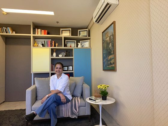 Denise Fleury é psicóloga, psicanalista, pedagoga e mestre em educação, natural de Goiânia (GO). Com uma trajetória que une a clínica psicológica à paixão pela literatura, escreve crônicas, contos e livros infantis, sempre com foco na subjetividade