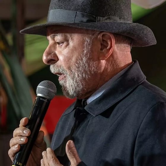 Lula arrisca cantar Roberto Carlos em comício; veja vídeo