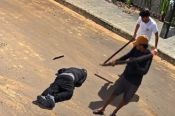 Dupla agrediu homem com pedaços de madeira. Ele foi encontrado caído, desacordado e com sangramento na cabeça.