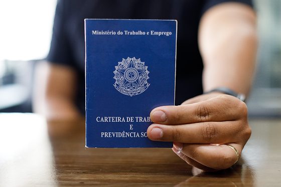 Oportunidades contemplam diferentes áreas e níveis de escolaridade, incluindo vagas para pessoas com deficiência e funções que não exigem experiência.