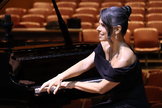Luciana Hamond é pianista, compositora e professora da UFMT.