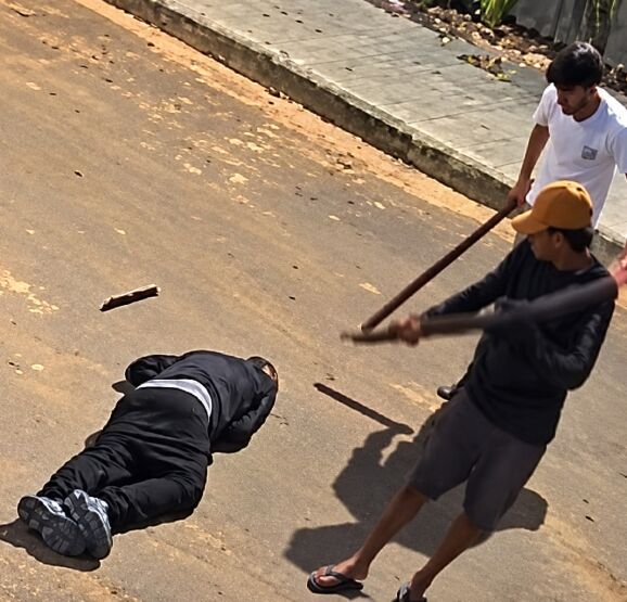 Dupla agrediu homem com pedaços de madeira. Ele foi encontrado caído, desacordado e com sangramento na cabeça.