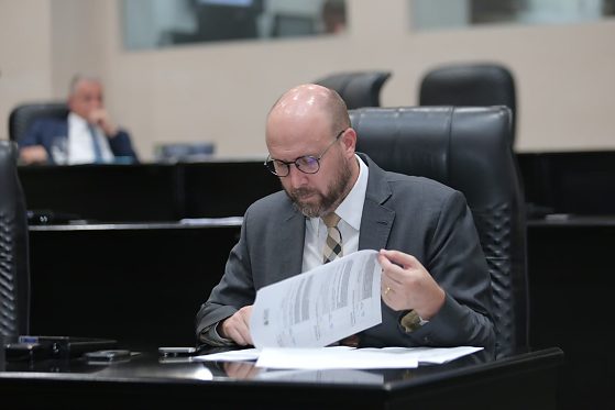 Medida estabelece regras para o reconhecimento de direitos como acessibilidade, prioridade de atendimento e participação em vagas destinadas a pessoas com deficiência.
