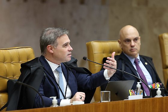 Ministros trocaram acusações durante sessão que analisa relatório da PF sobre mensagens envolvendo Moraes e Daniel Vorcaro.