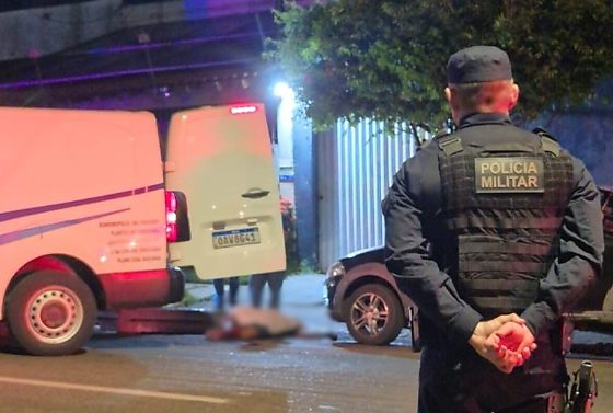 Após o ataque, a dupla fugiu do local.