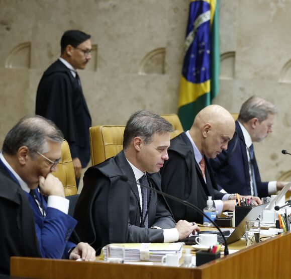 Sessão foi marcada por troca de acusações entre ministros e terminou sem definição sobre a forma de análise dos processos.