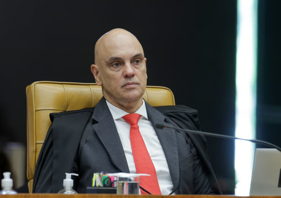 Alexandre de Moraes autorizou a retomada das visitas de Flávio Bolsonaro ao pai, Jair Bolsonaro