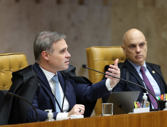 Ministros trocaram acusações durante sessão que analisa relatório da PF sobre mensagens envolvendo Moraes e Daniel Vorcaro.