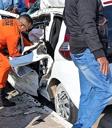 O veículo ficou com a lateral do motorista destruída e ela precisou ser retirada das ferragens por equipes do Corpo de Bombeiros. 