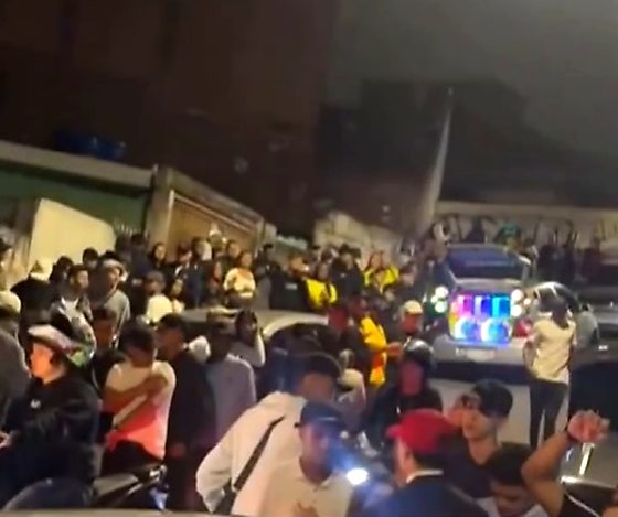 "Pancadão" reúne dezenas de jovens durante festa clandestina em São Paulo.