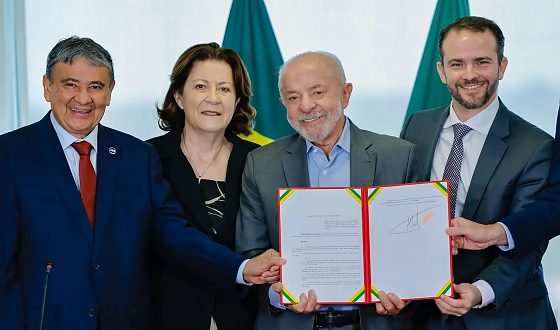 A 17 dias da eleição, Lula abre o cofre e aumenta Bolsa Família