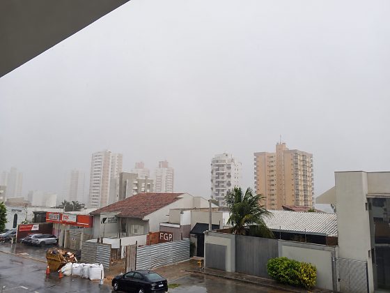 Virada no tempo surpreendeu os cuiabanos no meio da tarde.