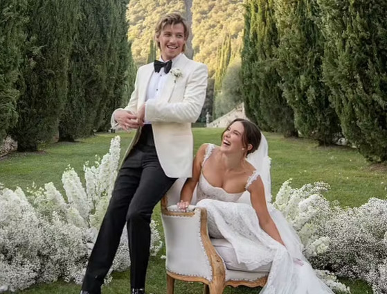 Atriz de Stranger Things e filho de Jon Bon Jovi já haviam anunciado a adoção da primeira filha em agosto de 2025.