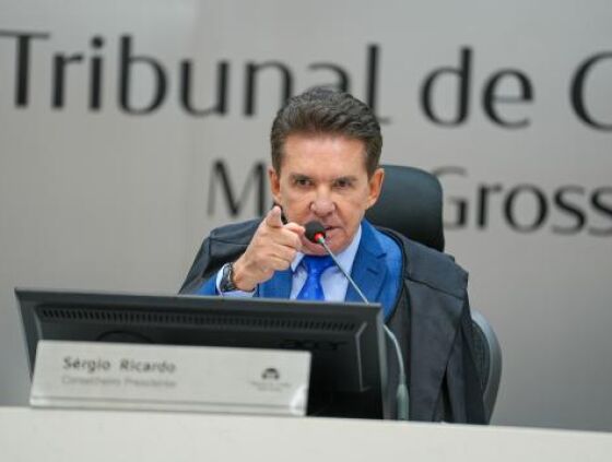 Presidente do TCE-MT, Sérgio Ricardo, orienta prefeituras a acelerar a recuperação de impostos atrasados antes do encerramento de 2026.