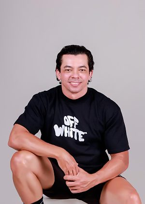 Helton Palaoro é bacharel em Educação Física, personal trainer há dez anos e terapeuta com formação em Terapia de Reprocessamento Generativo (TRG). Possui especializações em treinamento feminino e emagrecimento comportamental e emocional.