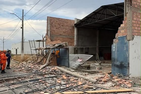 A vítima estava trabalhando na construção de um barracão quando uma parede de aproximadamente 8 a 9 metros de altura desabou.