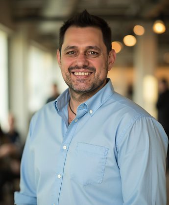Samir Iásbeck é co-fundador e CIO da Cerebelo.Ai, empresa de inteligência artificial focada em automatizar tarefas repetitivas, ampliar a capacidade humana e apoiar decisões empresariais. Empreendedor de tecnologia desde 1996, fundou também a eMiolo.