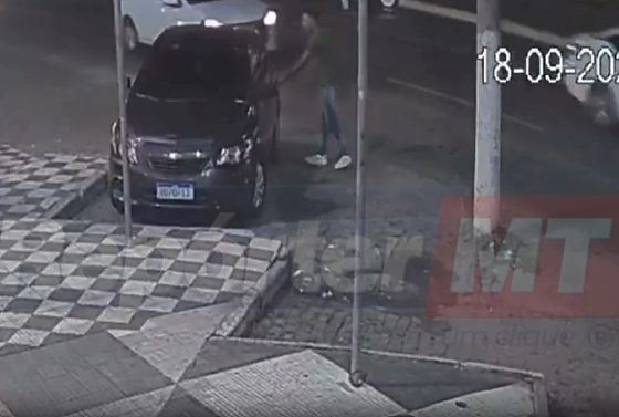 Câmeras de segurança mostram a movimentação antes e depois do furto.