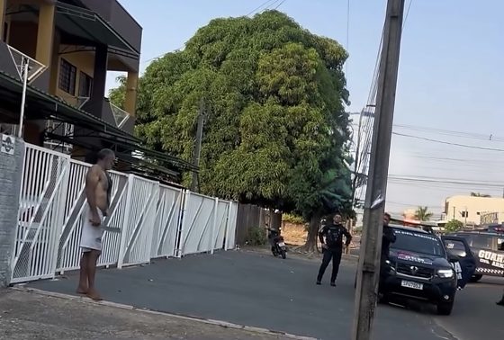 Homem foi morto após avançar contra guardas municipais com um facão.