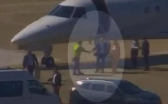 Vídeo mostra Moraes e esposa desembarcando de jatinho de Vorcaro