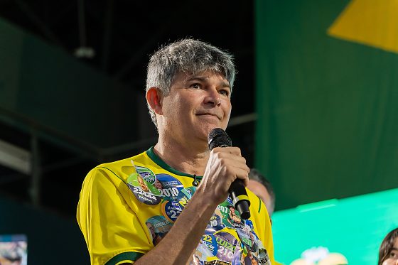 Aposta de Flávio Bolsonaro no estado justifica gravação, rejeita acusações de contradição e afirma que "instituição não comete crimes, pessoas cometem".
