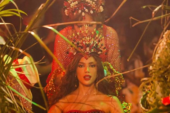 Anitta recebeu coroa de Eloína dos Leopardos e se emocionou com a recepção que teve na escola