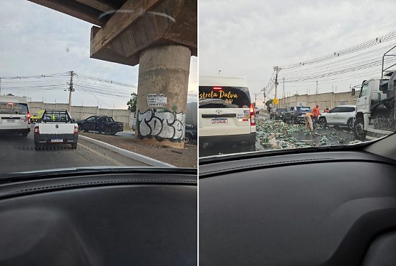 Fardos de cerveja ficaram espalhados pela pista após a queda de uma carga na Avenida Fernando Corrêa da Costa.