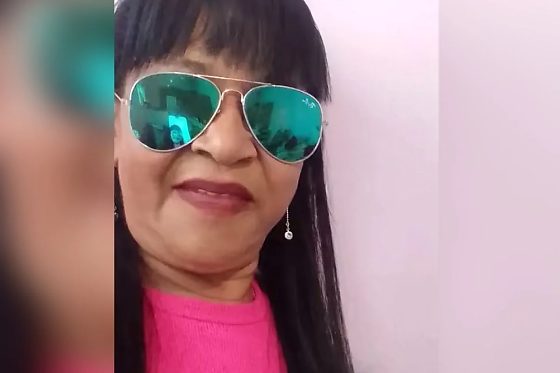 Testemunhas apontaram uma vizinha de 43 anos como responsável pelo crime; suspeita ainda não foi localizada pela polícia.