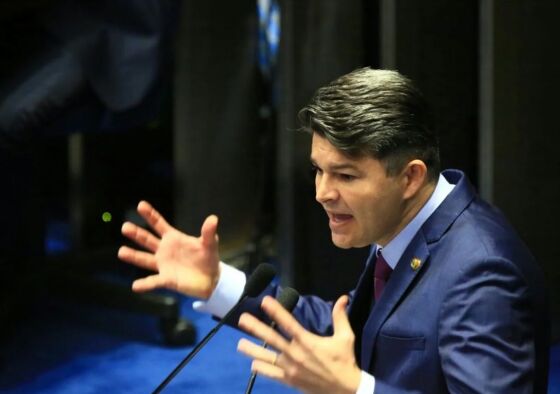 José Medeiros deverá retirar as duas publicações indicadas no processo em até duas horas após a intimação.