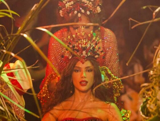 Anitta recebeu coroa de Eloína dos Leopardos e se emocionou com a recepção que teve na escola