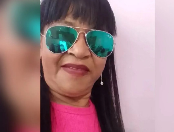Testemunhas apontaram uma vizinha de 43 anos como responsável pelo crime; suspeita ainda não foi localizada pela polícia.