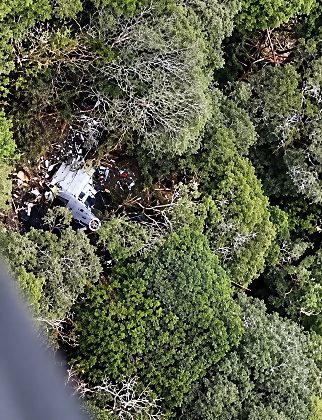 Imagens mostram destroços do helicóptero que levava Rick espalhados em meio à mata fechada na Serra Catarinense.
