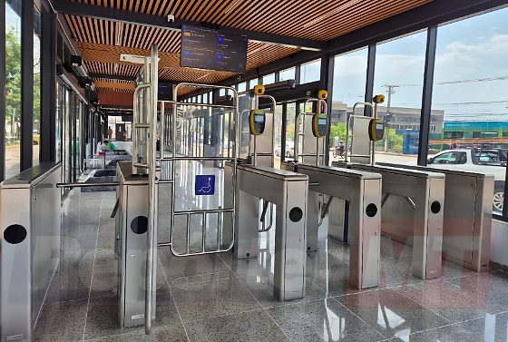 Conforme apurado pelo RepórterMT, a previsão é que a tarifa do BRT seja mantida em R$ 4,95, mesmo valor atualmente praticado no transporte coletivo.