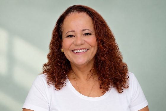 Iracema Paulino de Alencar é enfermeira e obstetra, mestre e doutoranda em Saúde Coletiva pela UFMT, com trajetória na gestão pública, assistência, docência e formação em saúde.