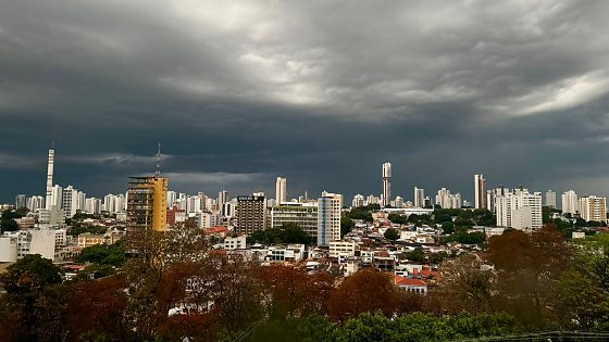 Previsão indica chuva intensa, descargas atmosféricas e ventos de até 70 km/h em diferentes regiões de Mato Grosso.