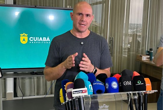 Prefeito afirma que materiais enviados pelo Governo Federal fazem apologia de gênero.