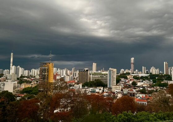 Previsão indica chuva intensa, descargas atmosféricas e ventos de até 70 km/h em diferentes regiões de Mato Grosso.