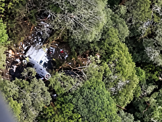 Imagens mostram destroços do helicóptero que levava Rick espalhados em meio à mata fechada na Serra Catarinense.