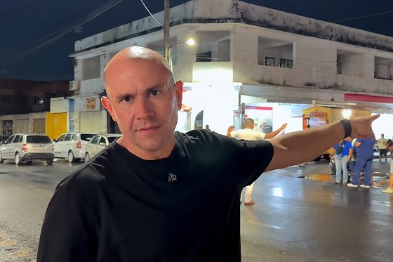 Abilio manda retirar carros que travavam rua em reunião de apoio a Samantha