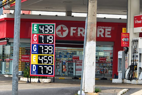 Na prática, o aumento foi de R$ 0,22 por litro no etanol, uma alta de aproximadamente 5,3%, e de R$ 0,20 na gasolina, avanço de cerca de 2,9%.