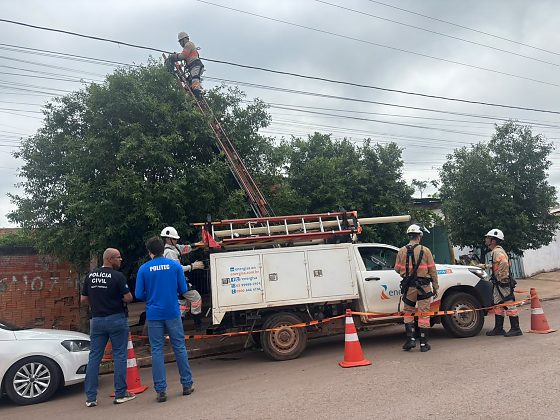Conforme a Polícia Civil, um fio estava ligado diretamente à rede elétrica, desviando a energia antes da passagem pelo medidor.